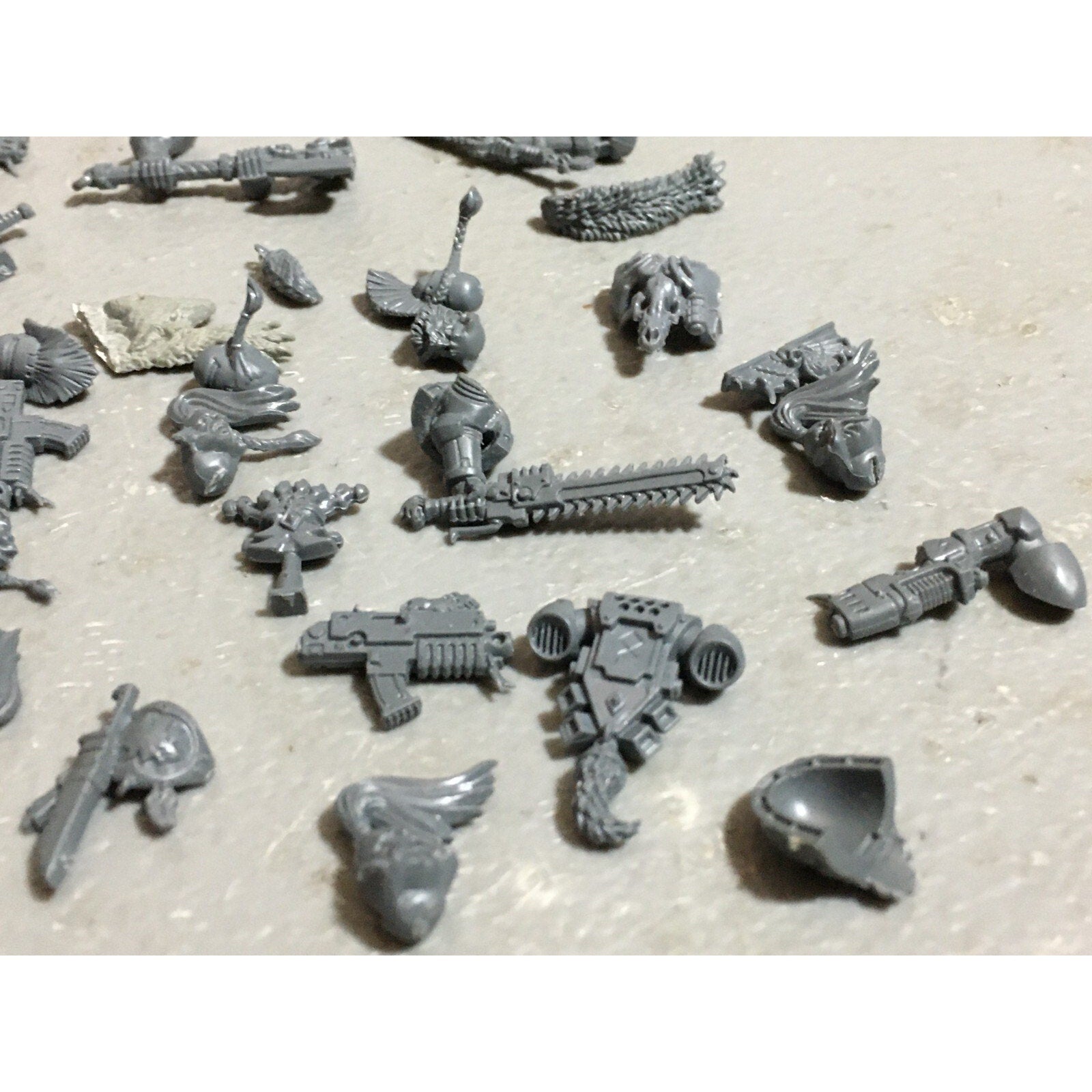 A19581 WARHAMMER 40K SPACE MARINES WOLVES BITS LOT PLASMA PISTOL HEADS KNIVES