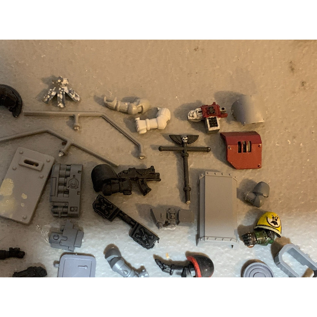 A23327 WARHAMMER 40K SPACE MARINES BITS LOT GUNS ARMS TANK STANDARD POLE GW