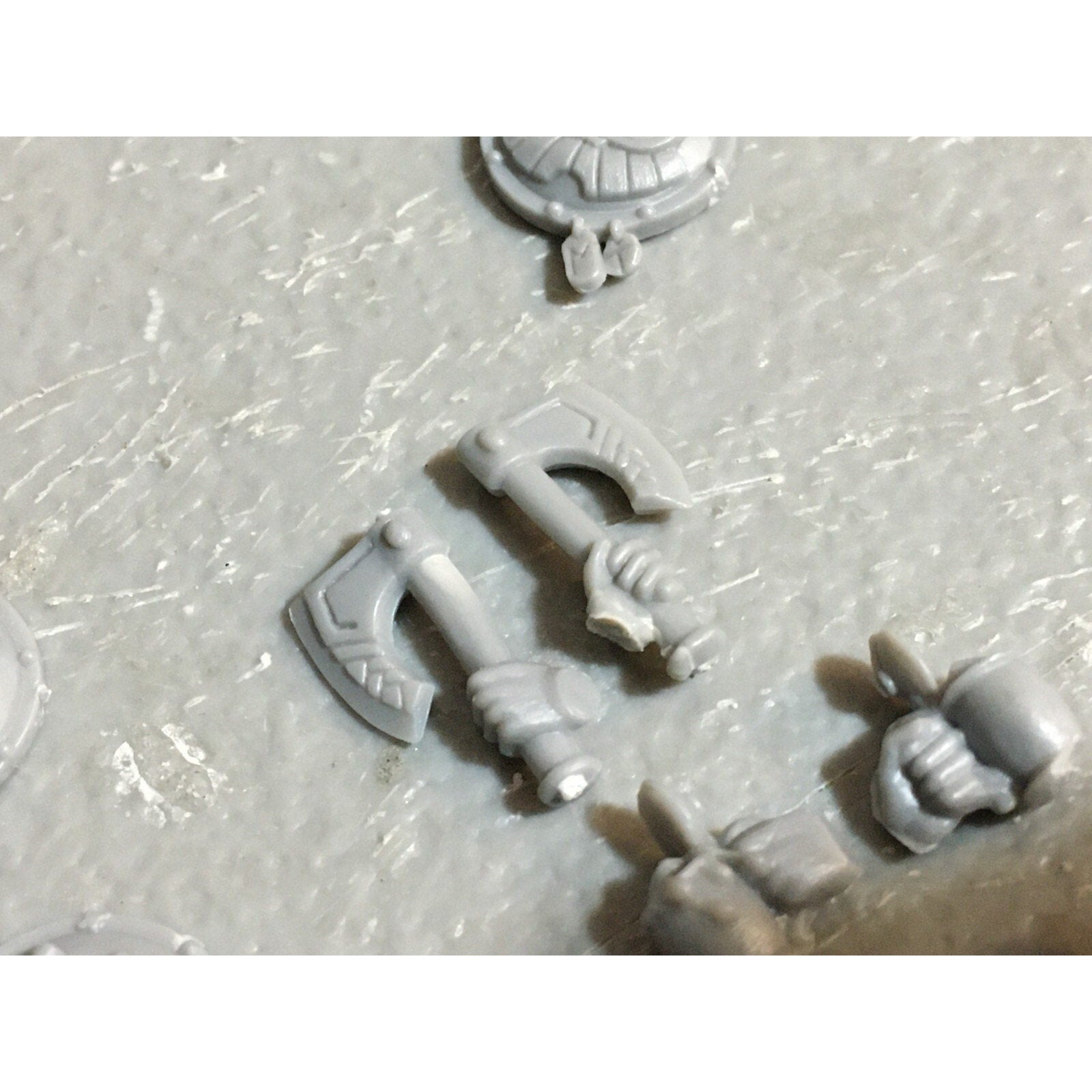 A23403 WARHAMMER FANTASY DWARFS BITS LOT WARRIORS MIXED SHIELD BANNER ARM HAND