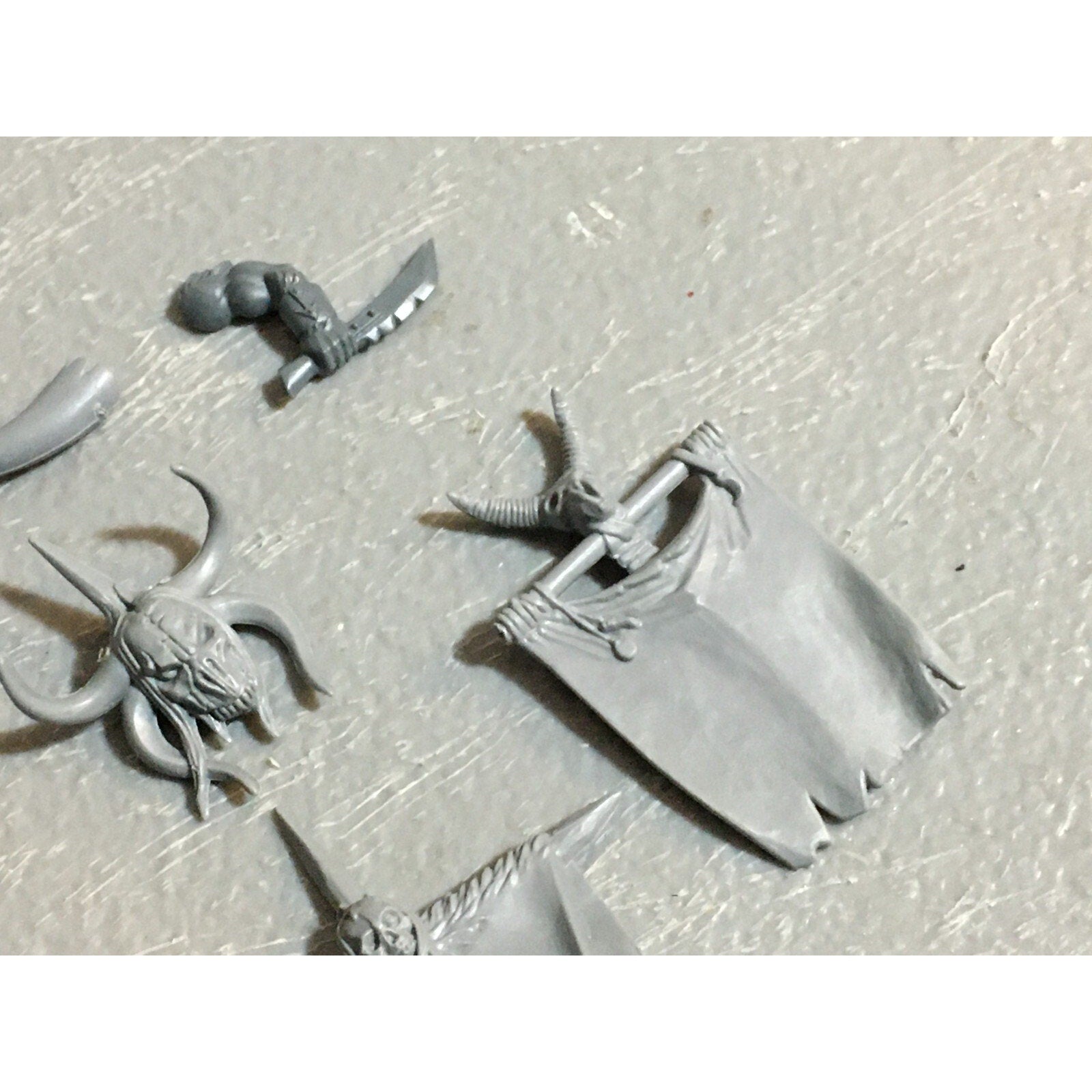 A23127 WARHAMMER FANTASY CHAOS BEASTMEN BITS LOT GORS BANNERS ARMS GW