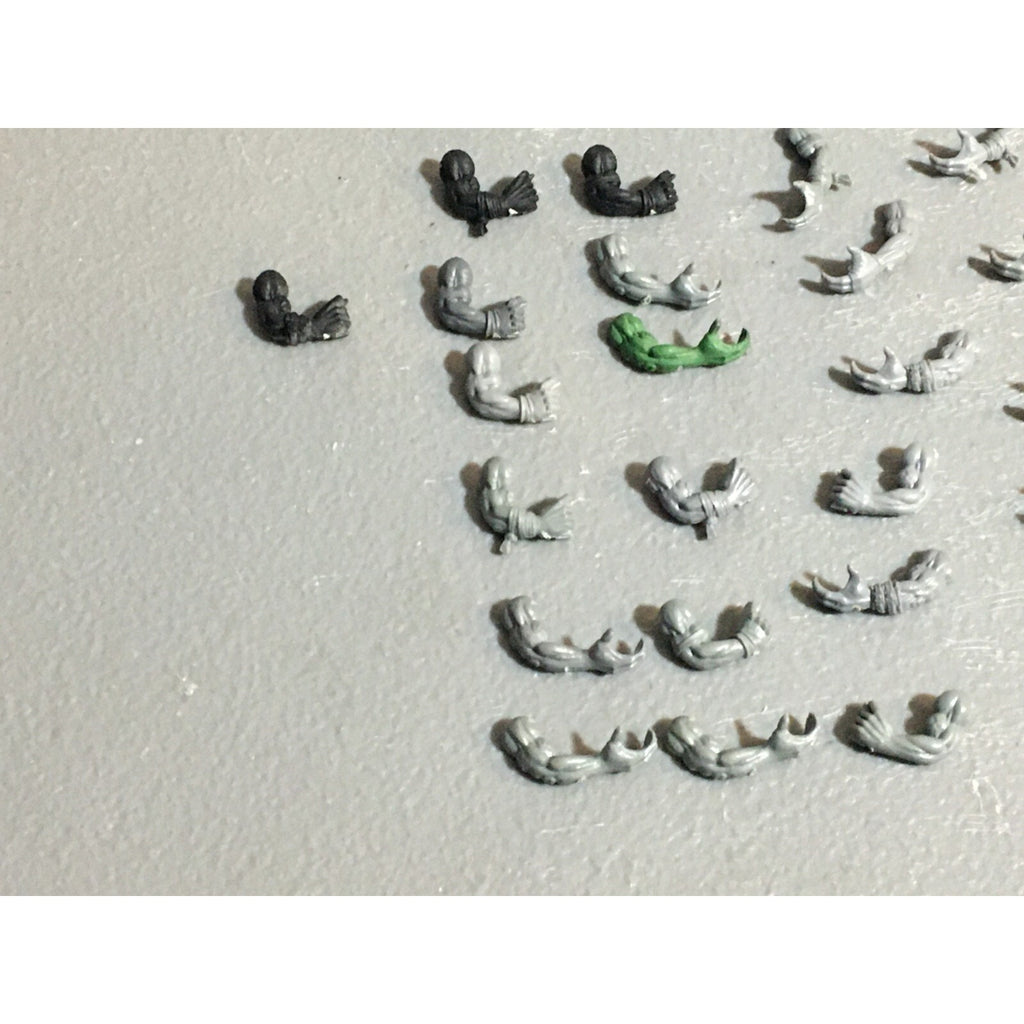 A22952 WARHAMMER 40K ORKS BITS LOT ARMS GAMES WORKSHOP GW