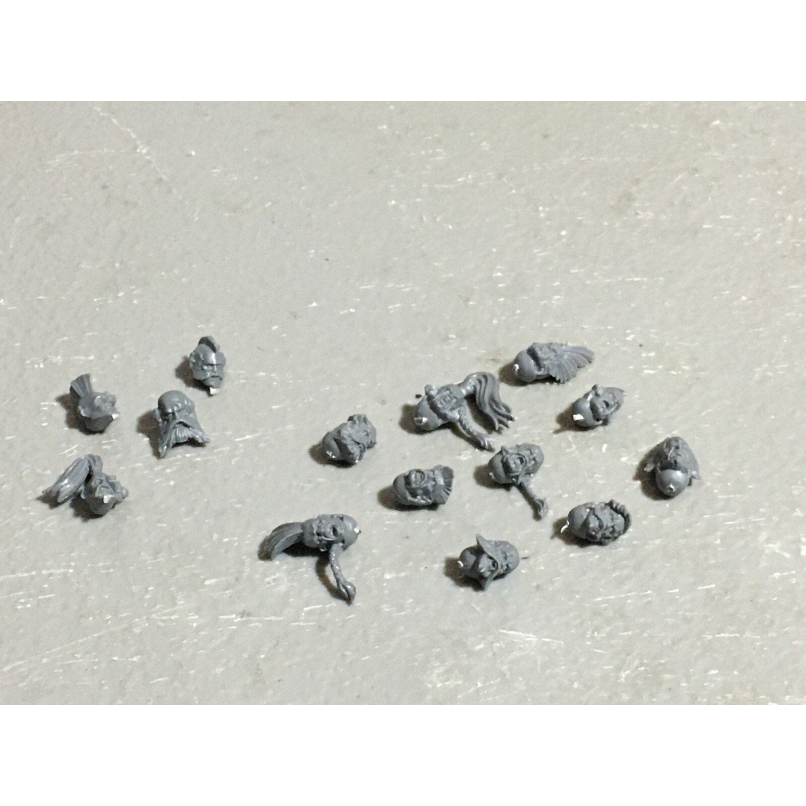 A22554 WARHAMMER 40K SPACE MARINES WOLVES BITS LOT HEADS SCOUT BROTHER GW