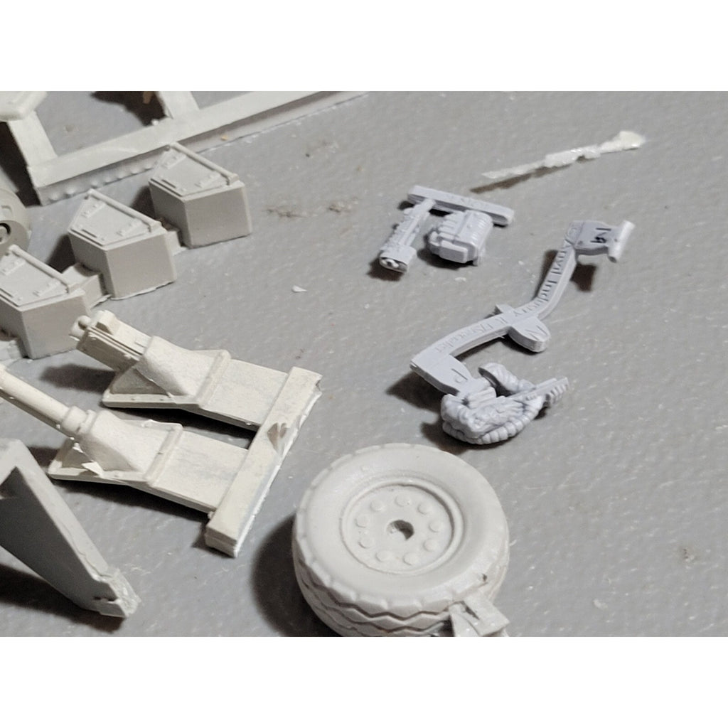 A17898 UNKNOWN TANK LOT BITS GUNS HEADS FUTURISTIC SCI-FI BATTLE