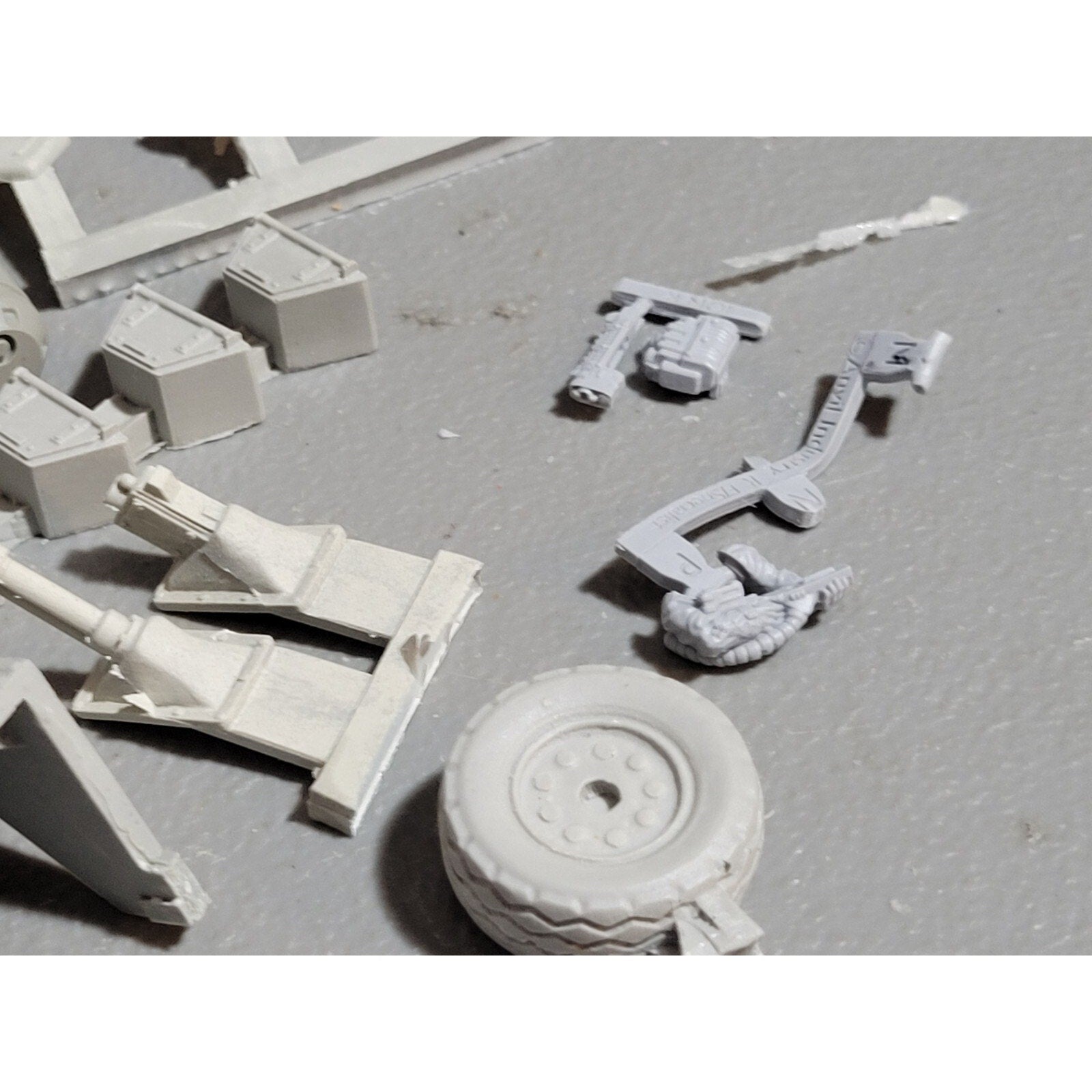A17898 UNKNOWN TANK LOT BITS GUNS HEADS FUTURISTIC SCI-FI BATTLE