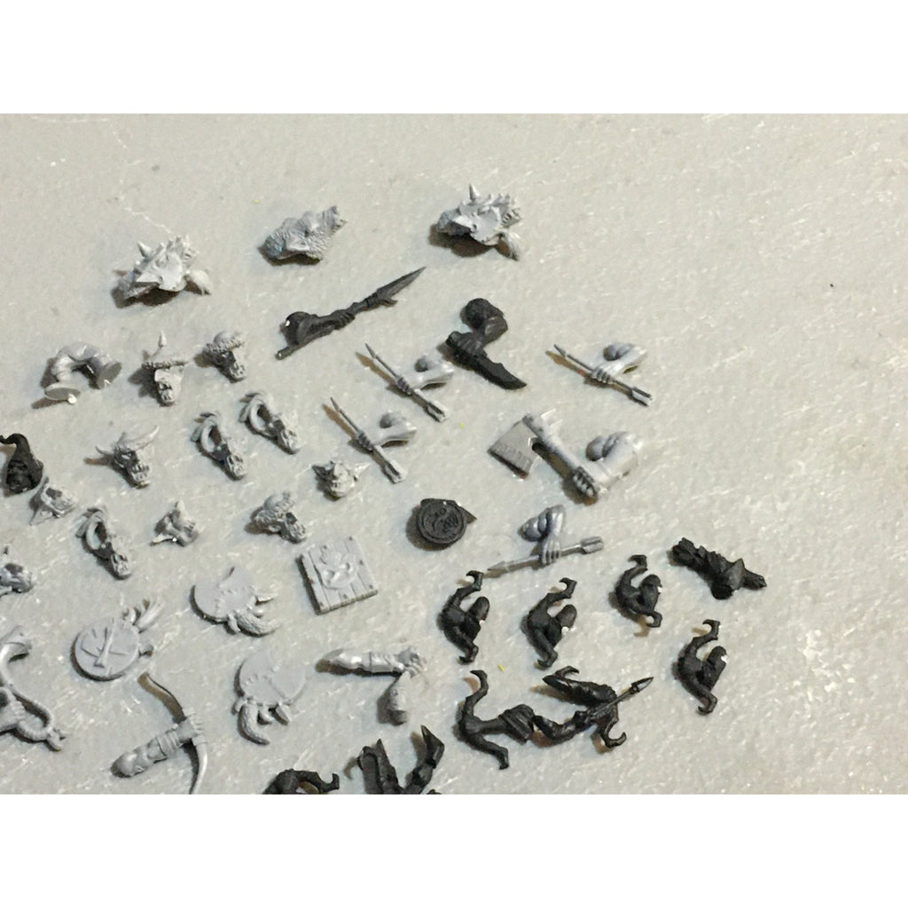 A27514 WARHAMMER FANTASY ORCS & GOBLINS BITS LOT SHIELDS BOWS HEADS GW