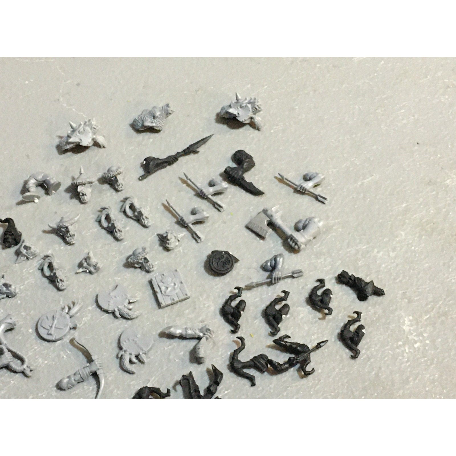 A27514 WARHAMMER FANTASY ORCS & GOBLINS BITS LOT SHIELDS BOWS HEADS GW