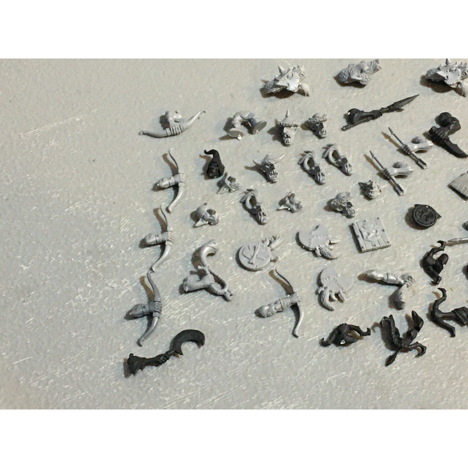 A27514 WARHAMMER FANTASY ORCS & GOBLINS BITS LOT SHIELDS BOWS HEADS GW