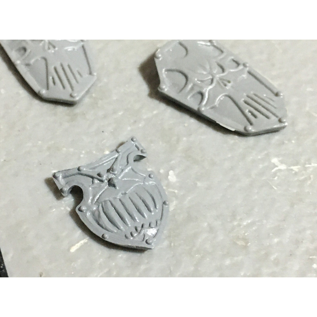 A22249 WARHAMMER FANTASY CHAOS MORTALS BITS LOT WARRIORS KNIGHTS SHIELDS GW OOP