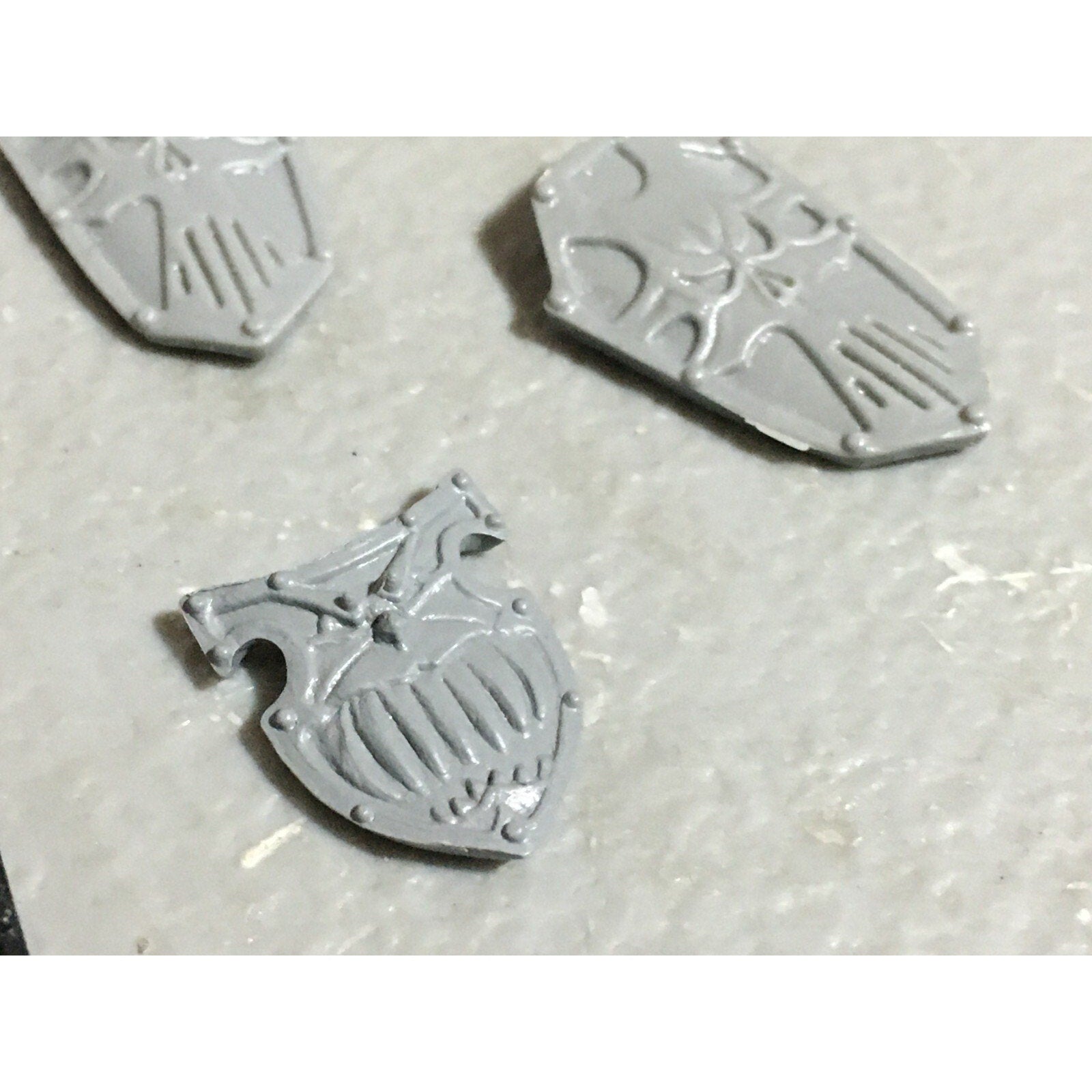 A22249 WARHAMMER FANTASY CHAOS MORTALS BITS LOT WARRIORS KNIGHTS SHIELDS GW OOP