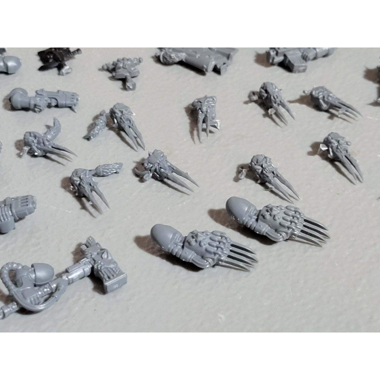 A18452 WARHAMMER 40K SPACE MARINES WOLVES BITS LOT PLASMA POWER SHOULDER HAMMER