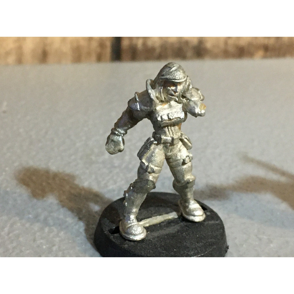 A30057 UNKNOWN METAL TABLE TOP SCI-FI FEMALE SOLDIER 1 MISS ARM WAR GAMES METAL