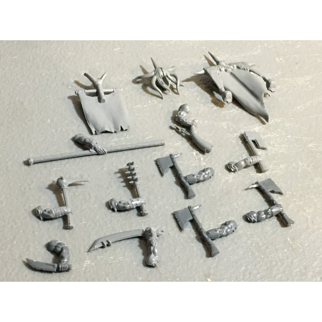 A23124 WARHAMMER FANTASY CHAOS BEASTMEN BITS LOT GORS BANNERS ARMS GW