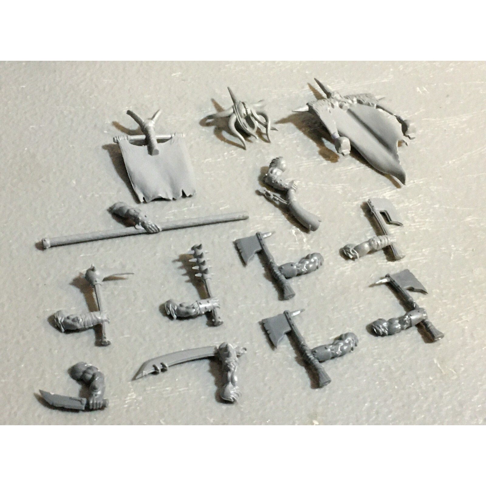 A23124 WARHAMMER FANTASY CHAOS BEASTMEN BITS LOT GORS BANNERS ARMS GW