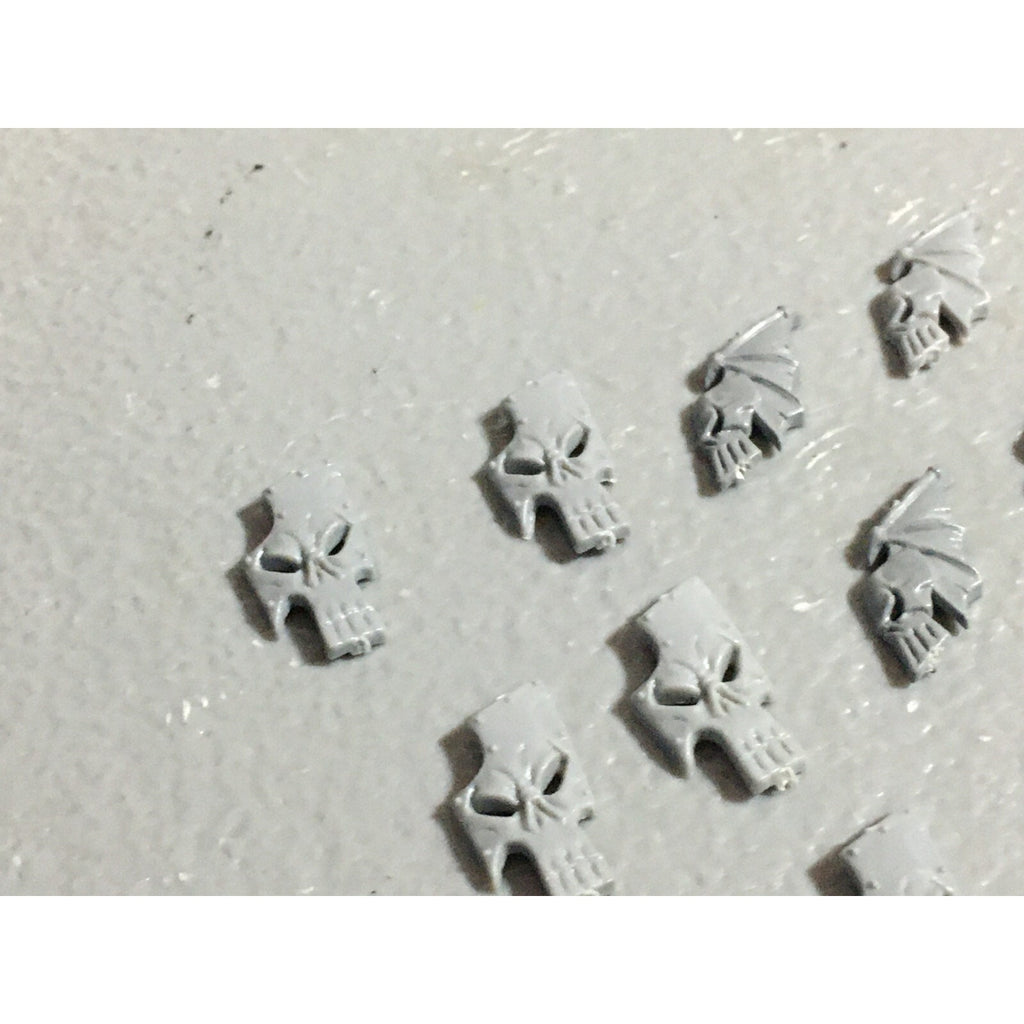 A22067 WARHAMMER FANTASY DARK ELVES BITS LOT SHIELD ICONS GAMES WORKSHOP GW