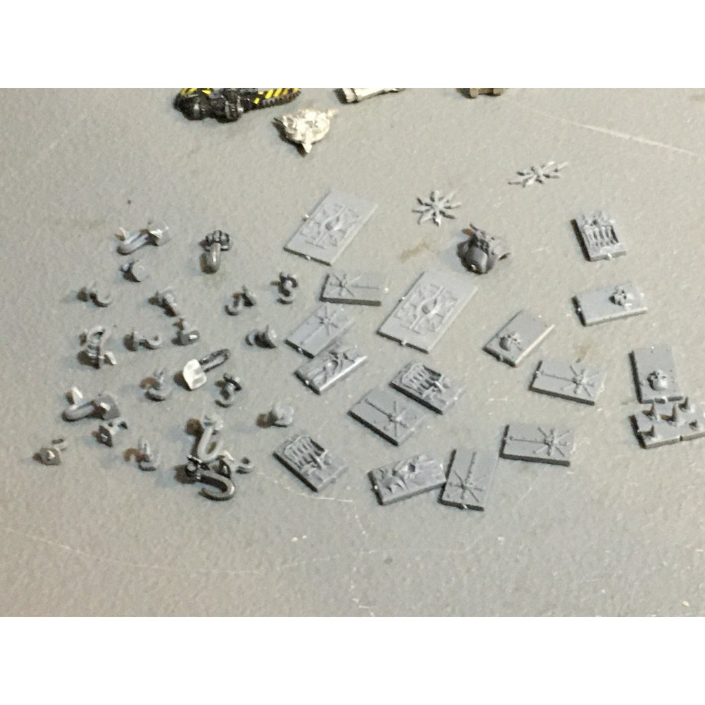 A25114 WARHAMMER 40K CHAOS SPACE MARINES BITS LOT TANK PLATE HOOK 4 BIT METAL GW