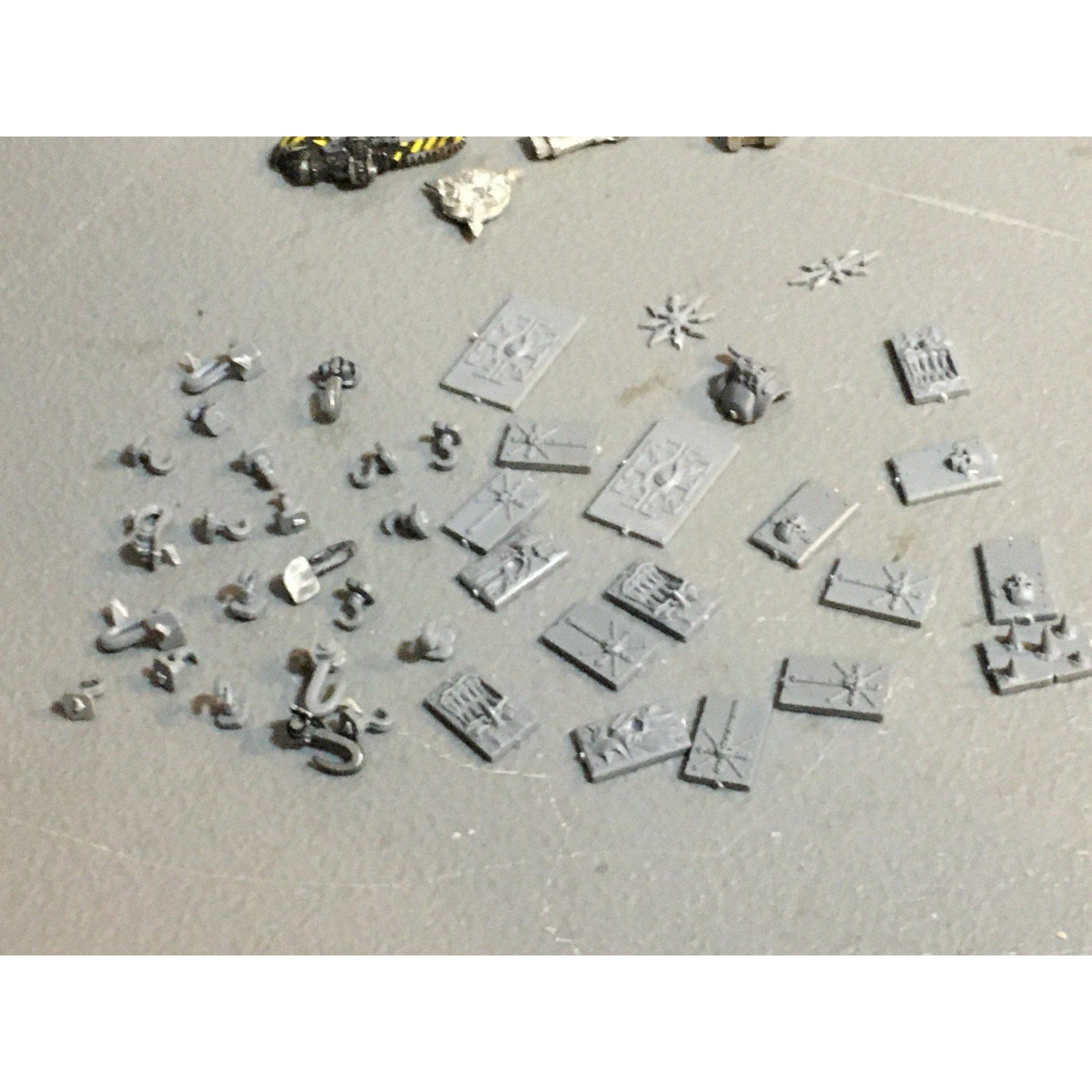 A25114 WARHAMMER 40K CHAOS SPACE MARINES BITS LOT TANK PLATE HOOK 4 BIT METAL GW
