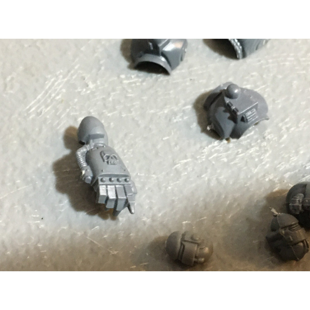 A23158 WARHAMMER 40K SPACE MARINES BITS LOT MIXED TORSOS HEADS GAMES WORKSHOP GW