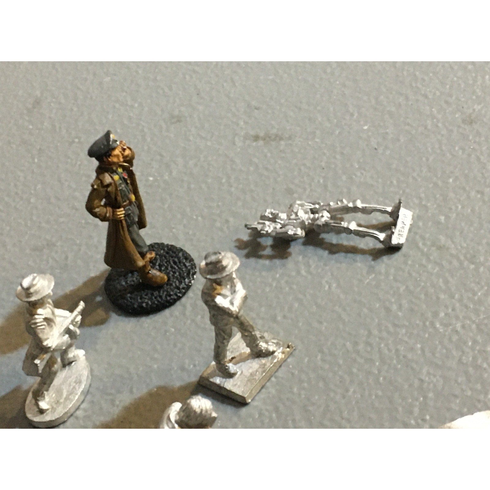 A34036 UNKNOWN METAL MINIATURES SCI-FI MODERN MIXED LOT SOLDIER CIVILIAN ROBOT