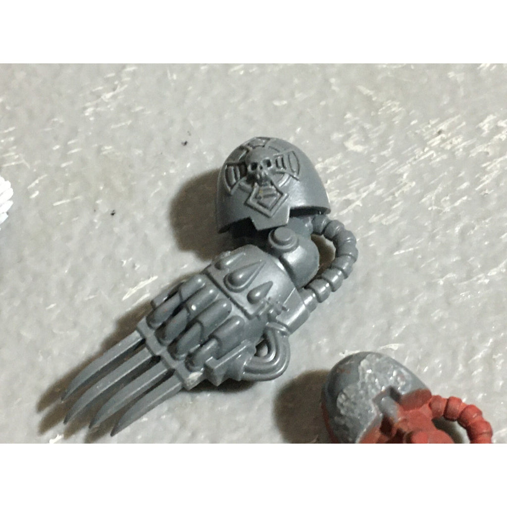 A22597 WARHAMMER SPACE MARINES BLOOD ANGELS MIXED CLAWS SHIELD BITS LOT GW