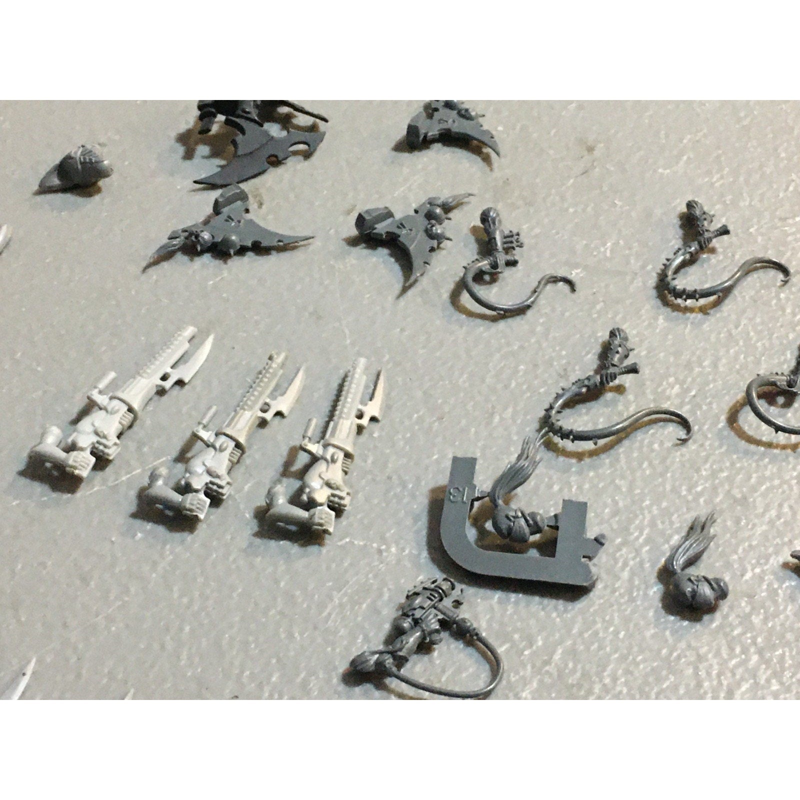 A27444 WARHAMMER 40K DARK ELDAR BITS LOT ARMS HANDS BLADE GW