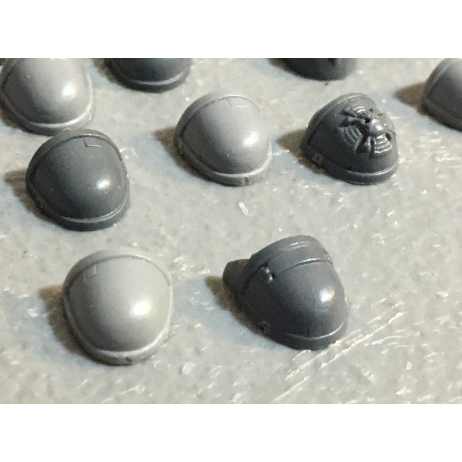 A32193 WARHAMMER 40K SPACE MARINES BITS LOT SHOULDER PADS GW