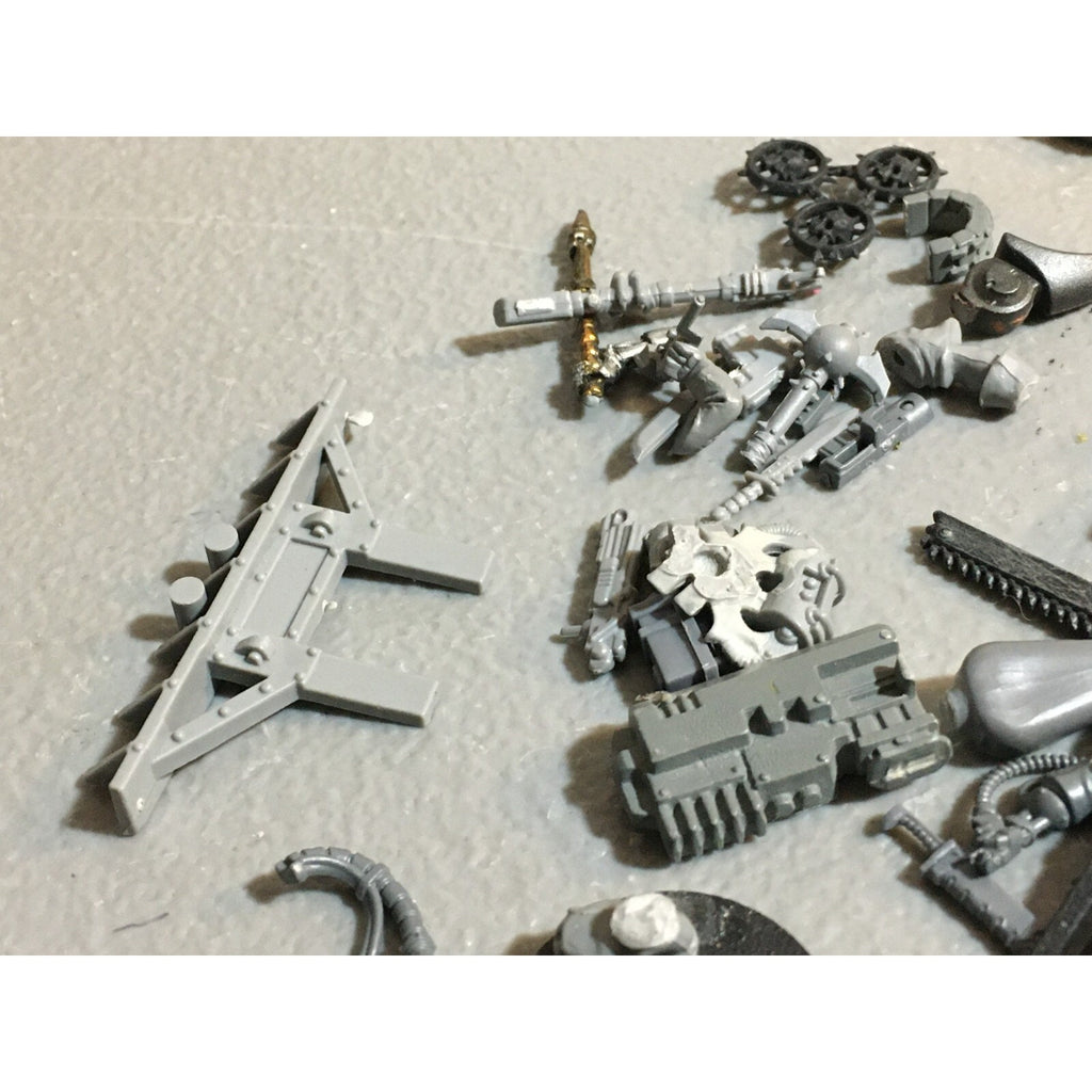A23485 WARHAMMER 40K BITS LOT MIXED VEHICLE TANK WEAPON GAMES WORKSHOP GW