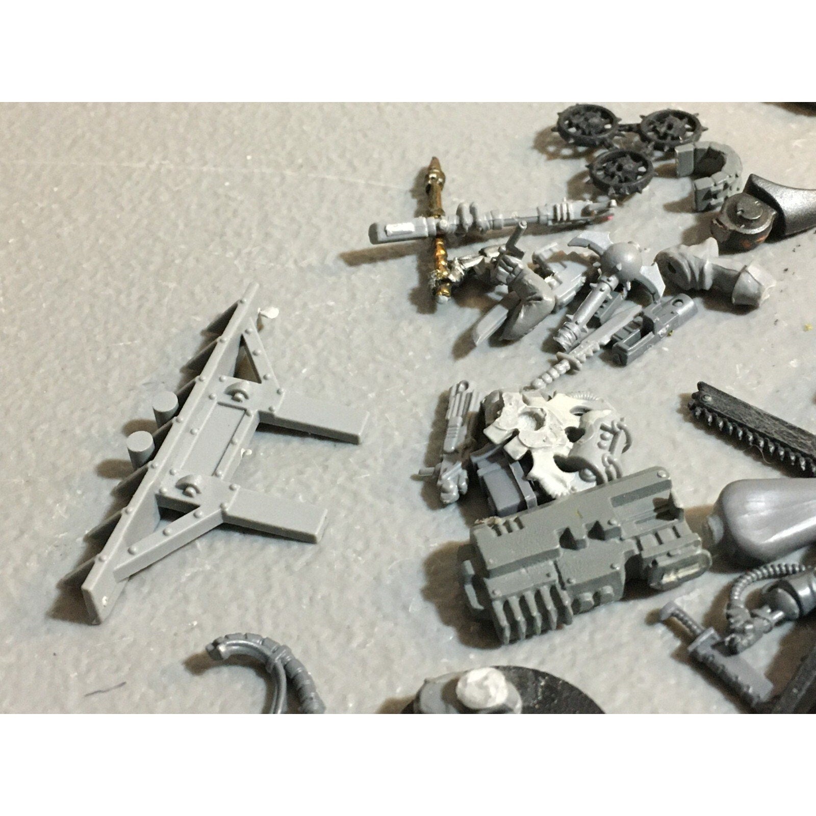 A23485 WARHAMMER 40K BITS LOT MIXED VEHICLE TANK WEAPON GAMES WORKSHOP GW