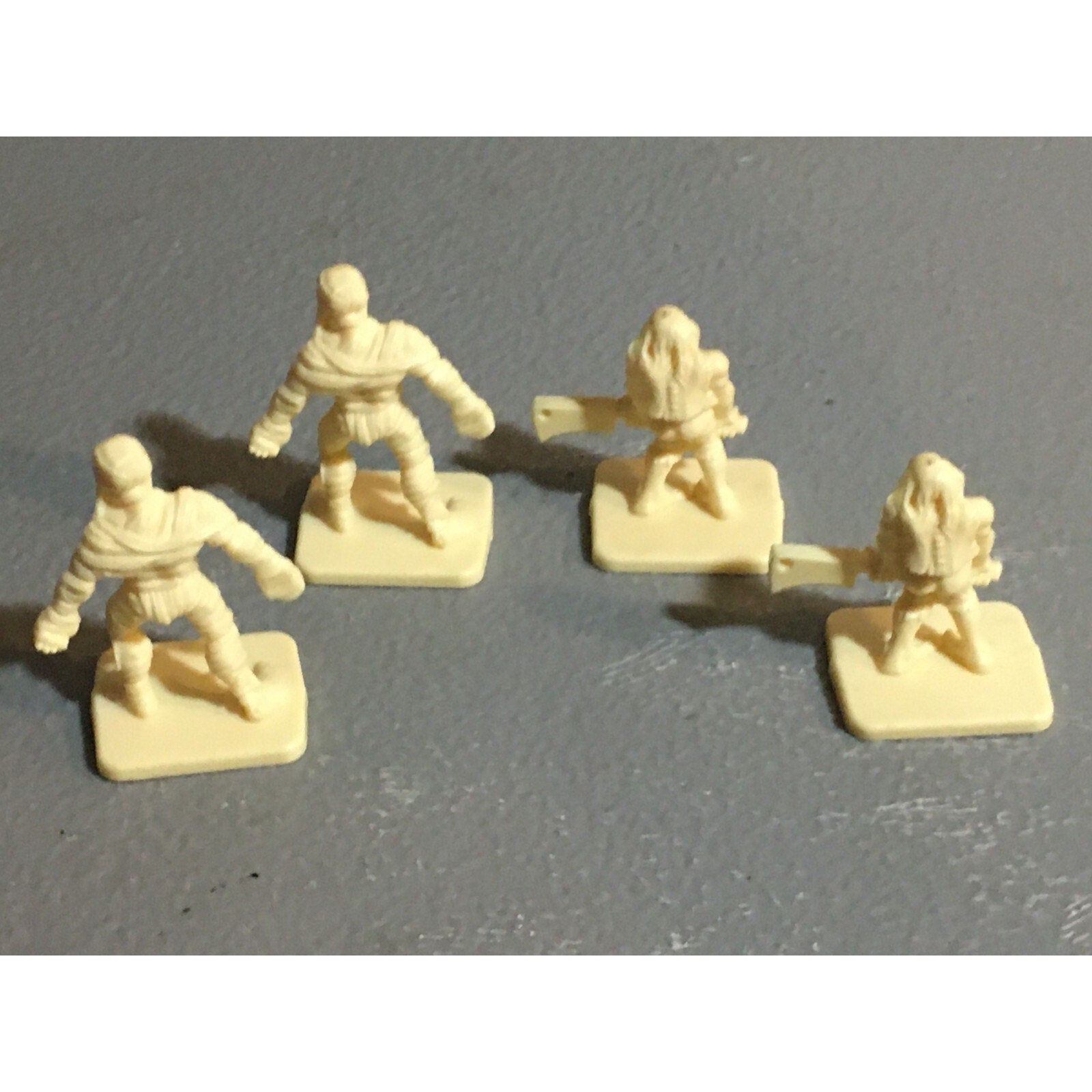 A6547 HEROQUEST SYSTEM MONSTERS MUMMY & ZOMBIE MILTON BRADLEY 1990