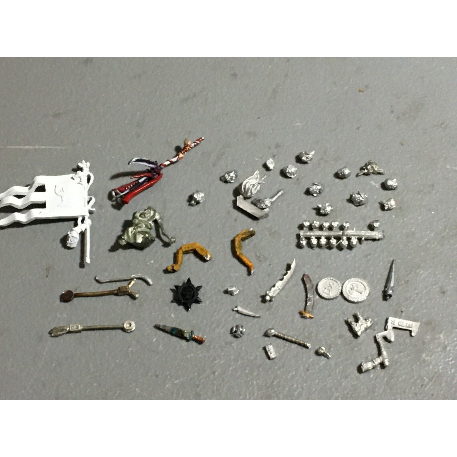 A22408 WARHAMMER FANTASY MIXED METAL BITS LOT HEADS ARMS WEAPONS GW