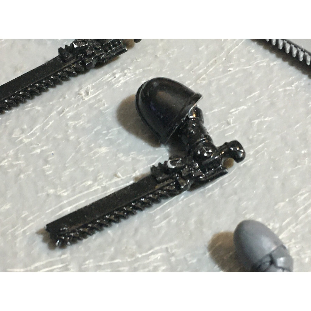 A22971 WARHAMMER 40K SPACE MARINES BITS LOT CHAINSWORD POWER FIST GAMES WORKSHOP