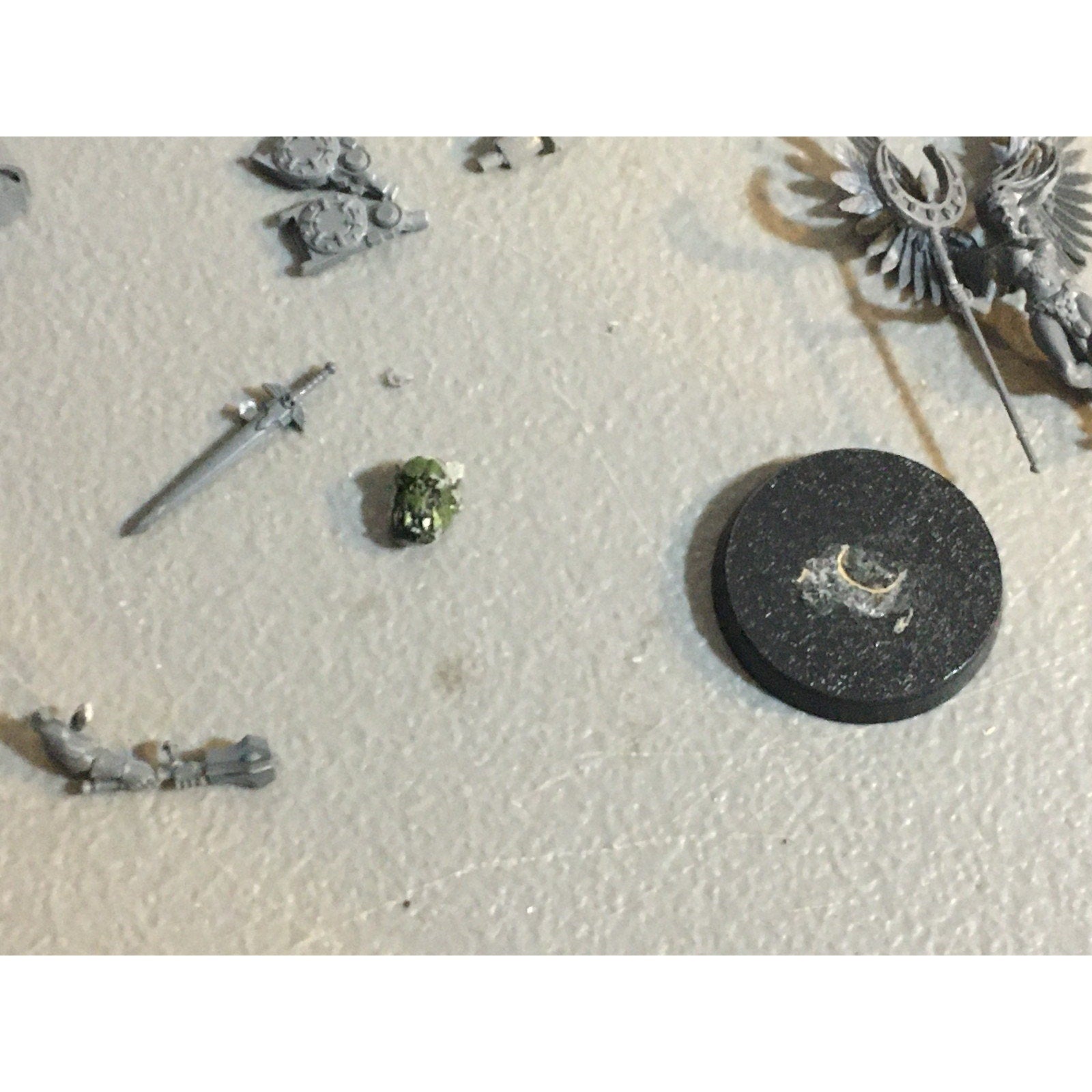A32597 UNKNOWN MINIATURES RANDOM PLASTIC MINIATURES & BITS LOT WARRIOR SOLDIER