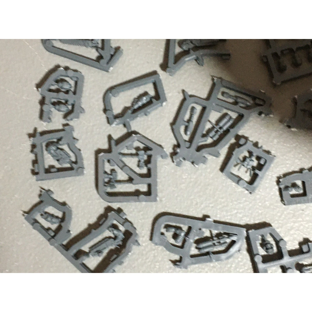 A20992 WARHAMMER 40K ASTRA IMPERIAL GUARD BITS ON SPRUE LOT SCIONS HEADS ACCESSO