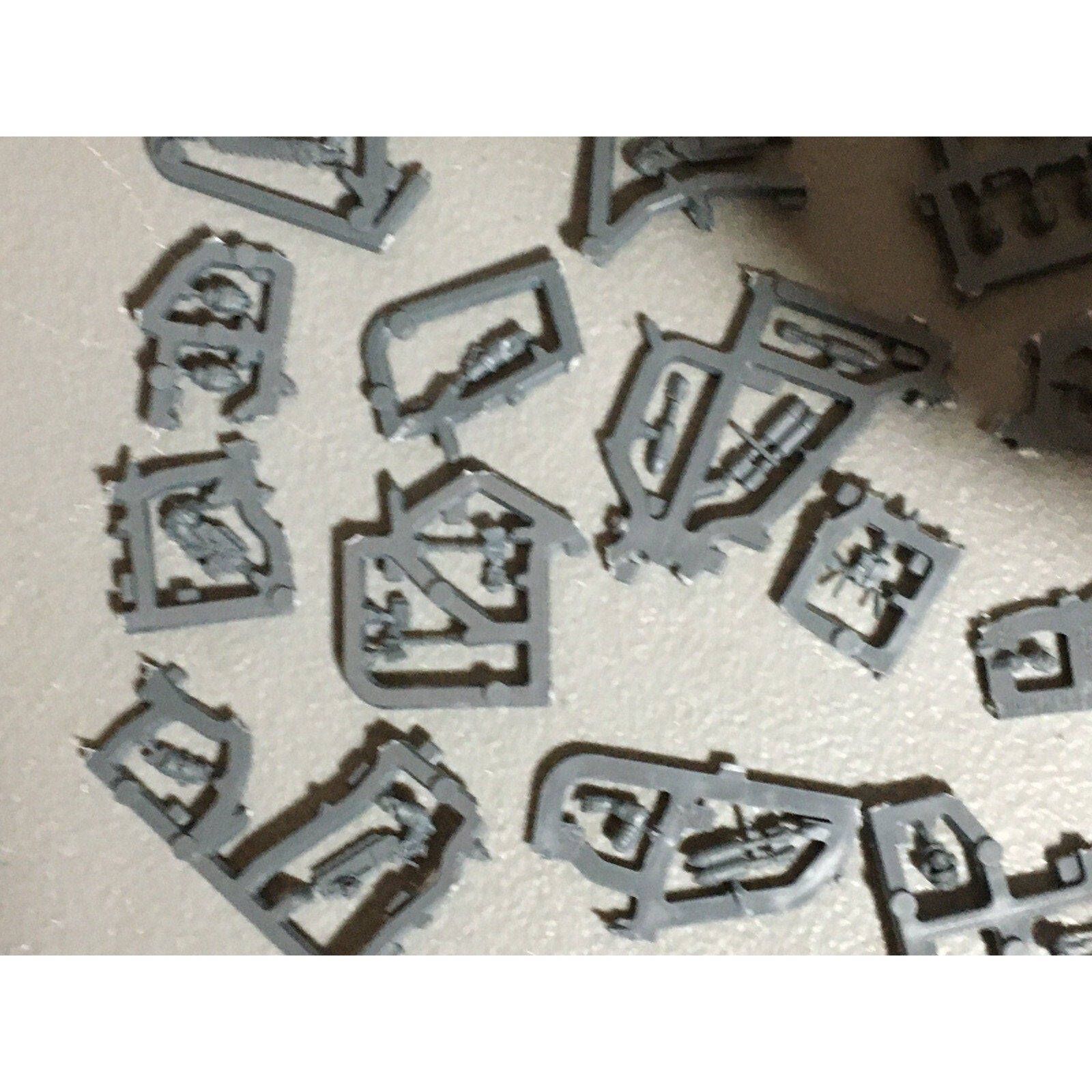A20992 WARHAMMER 40K ASTRA IMPERIAL GUARD BITS ON SPRUE LOT SCIONS HEADS ACCESSO