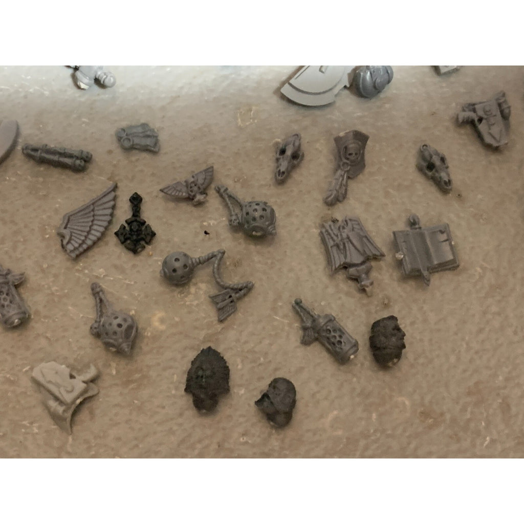 A23310 WARHAMMER 40K SPACE MARINES BITS LOT SOME SPACE WOLVES HEADS ARMS GUNS