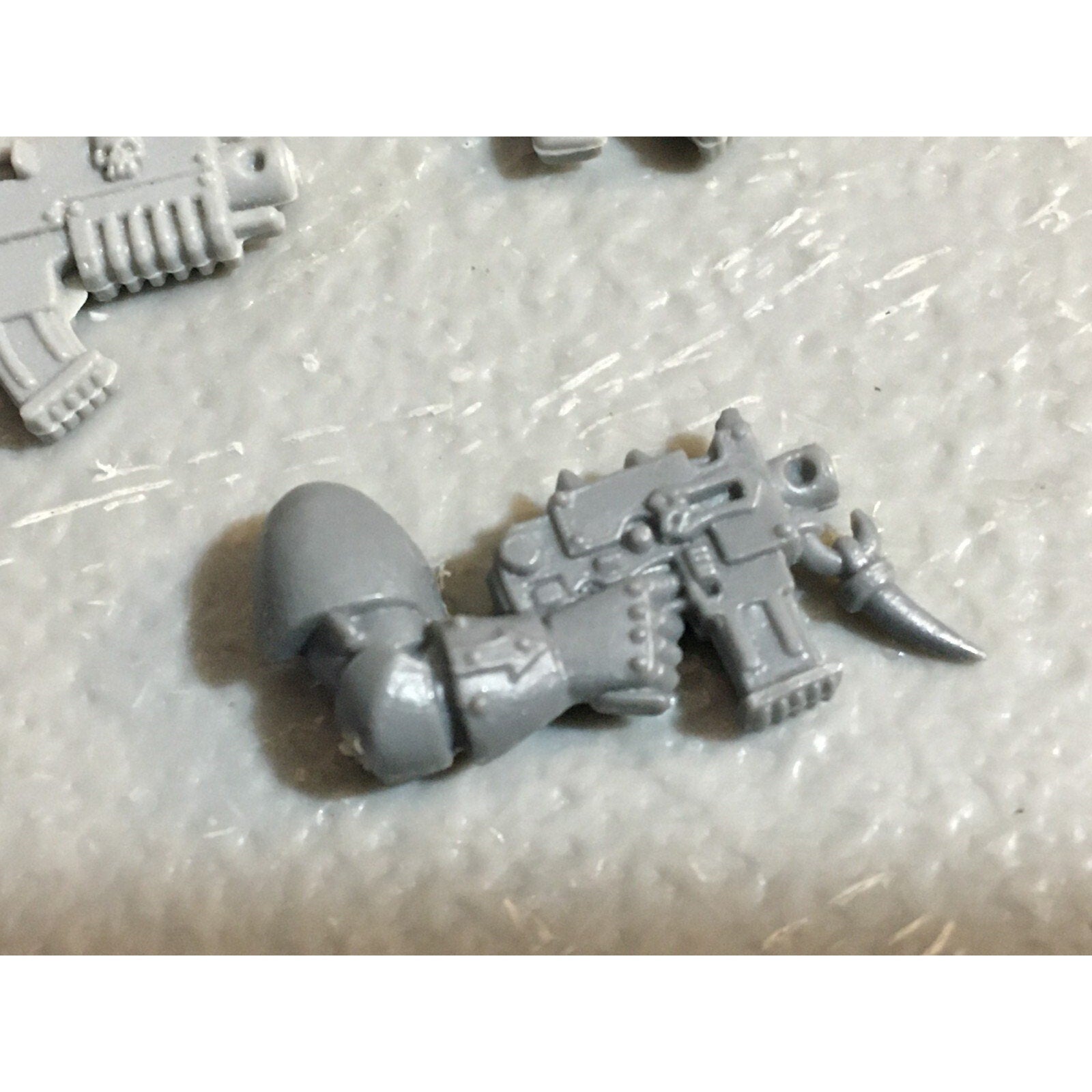 A23093 WARHAMMER 40K CHAOS SPACE MARINES BITS LOT ARMS BOLTERS GAMES WORKSHOP GW