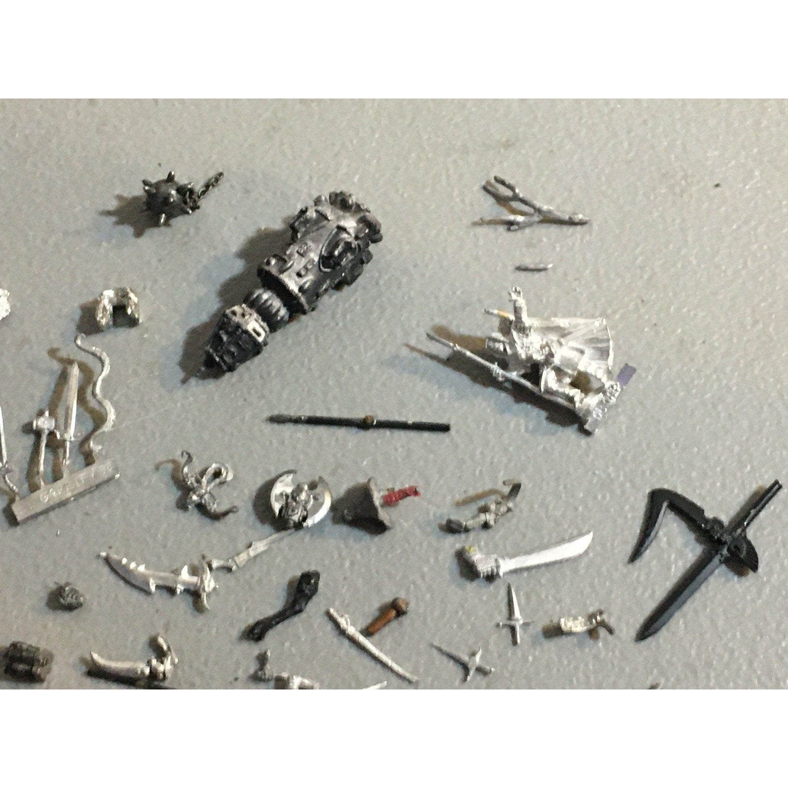 A32593 UNKNOWN MINIATURES METAL BITS LOT SWORD HEAD THRONE WEAPON CAPTAIN