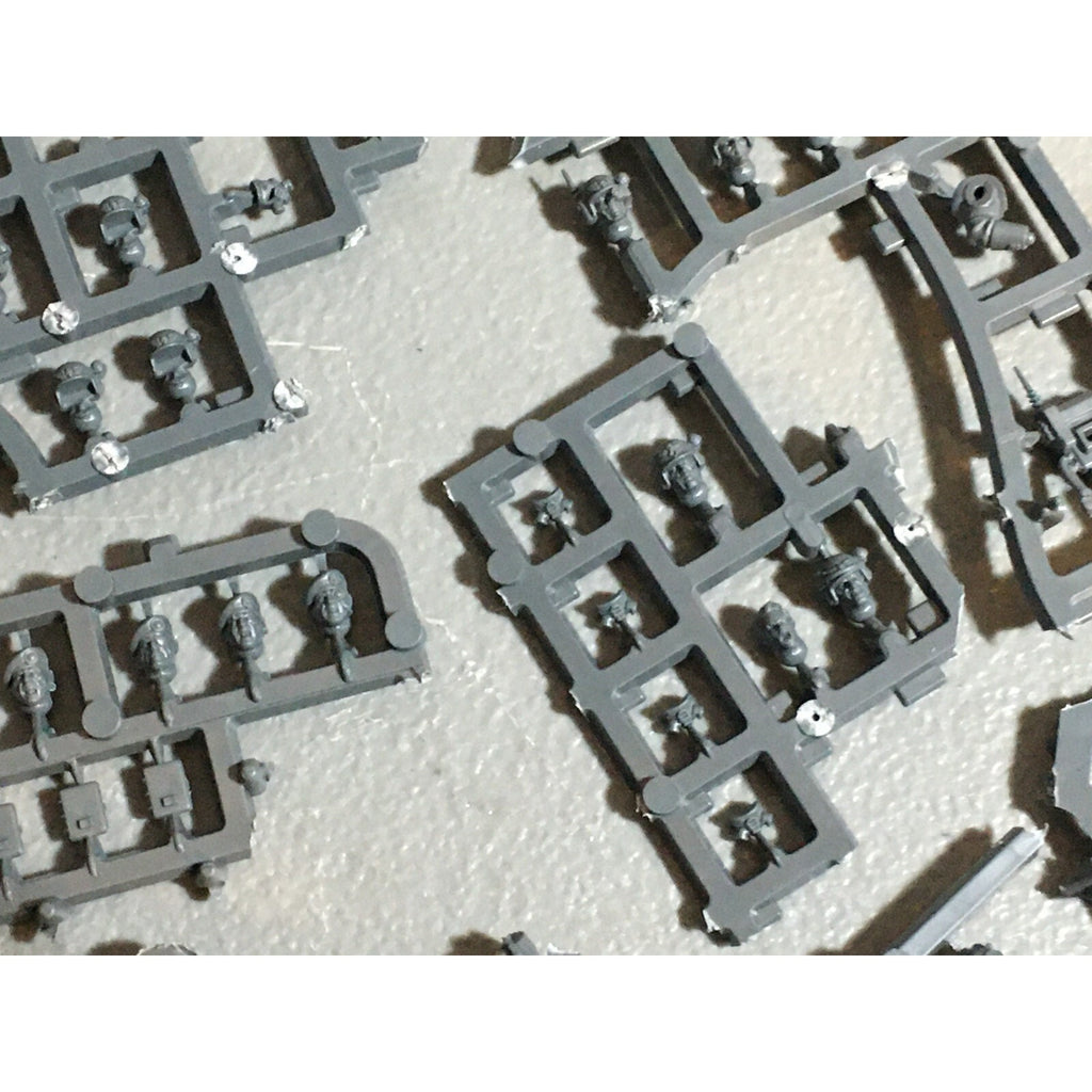 A20989 WARHAMMER 40K ASTRA IMPERIAL GUARD BITS ON SPRUE LOT SCIONS HEADS ACCESSO