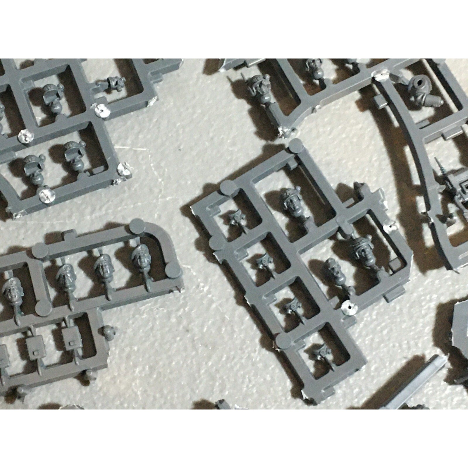 A20989 WARHAMMER 40K ASTRA IMPERIAL GUARD BITS ON SPRUE LOT SCIONS HEADS ACCESSO