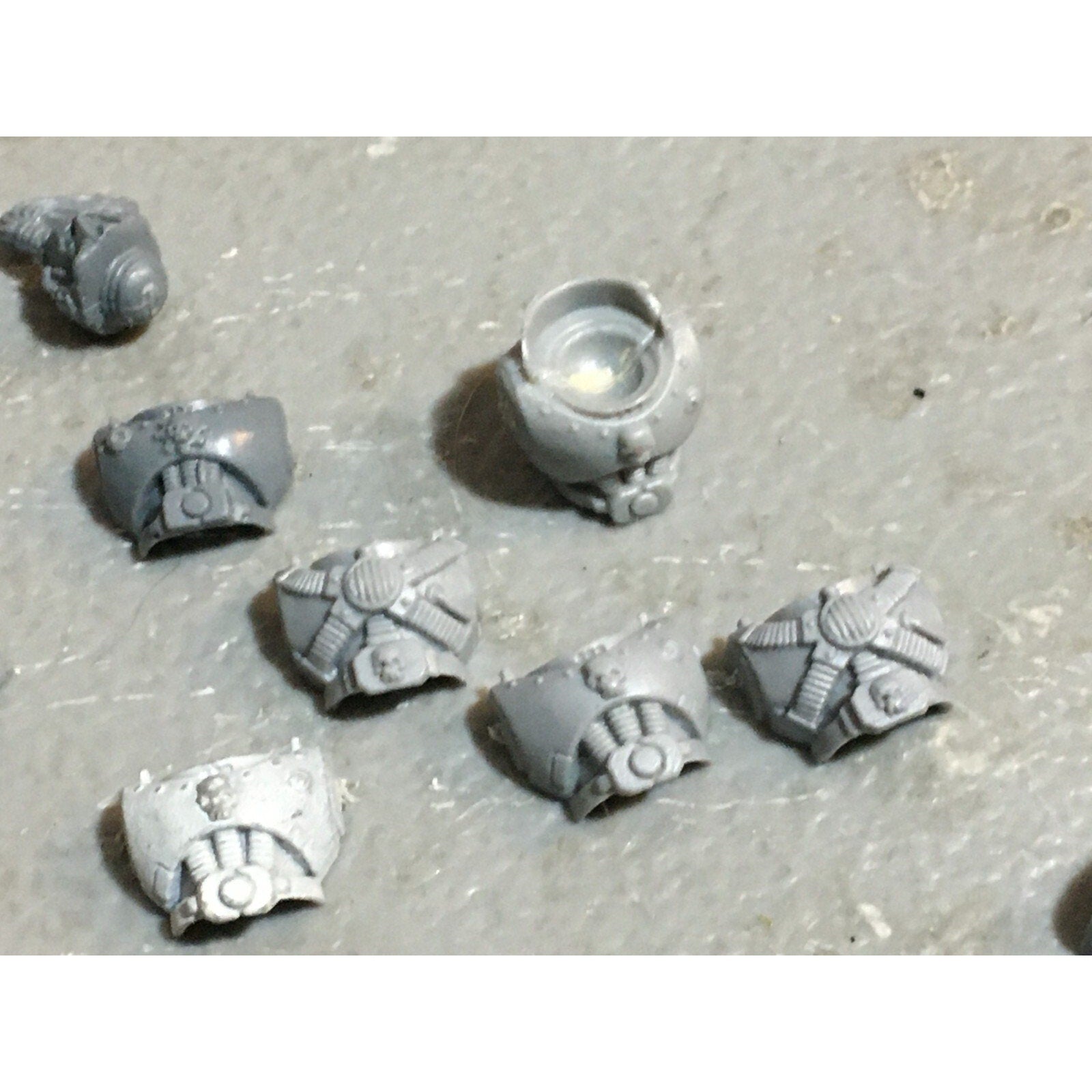 A22981 WARHAMMER 40K CHAOS SPACE MARINES BITS LOT MIXED SHOULDER TORSO ARM GW