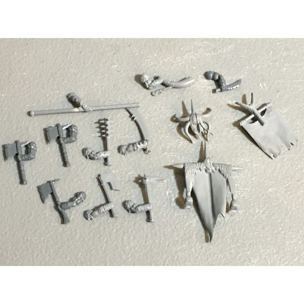 A23127 WARHAMMER FANTASY CHAOS BEASTMEN BITS LOT GORS BANNERS ARMS GW