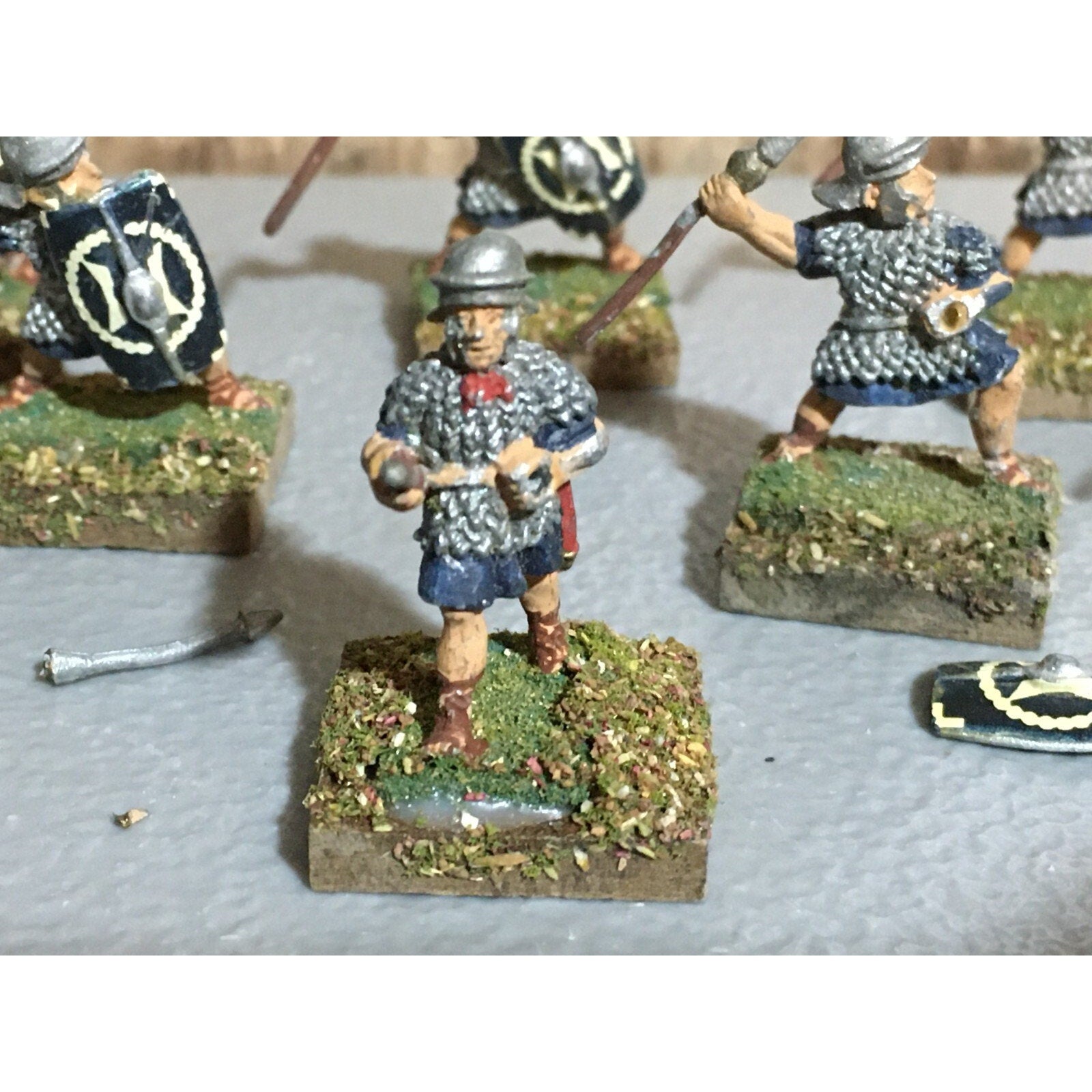 A23531 UNKNOWN METAL MINIATURES SOLDIERS WARRIORS ROMAN MISS 2 SPEARS