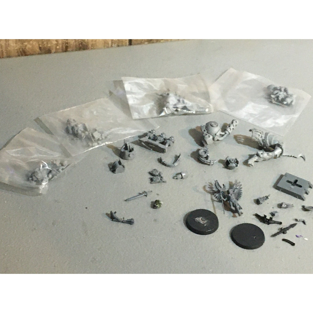 A32597 UNKNOWN MINIATURES RANDOM PLASTIC MINIATURES & BITS LOT WARRIOR SOLDIER