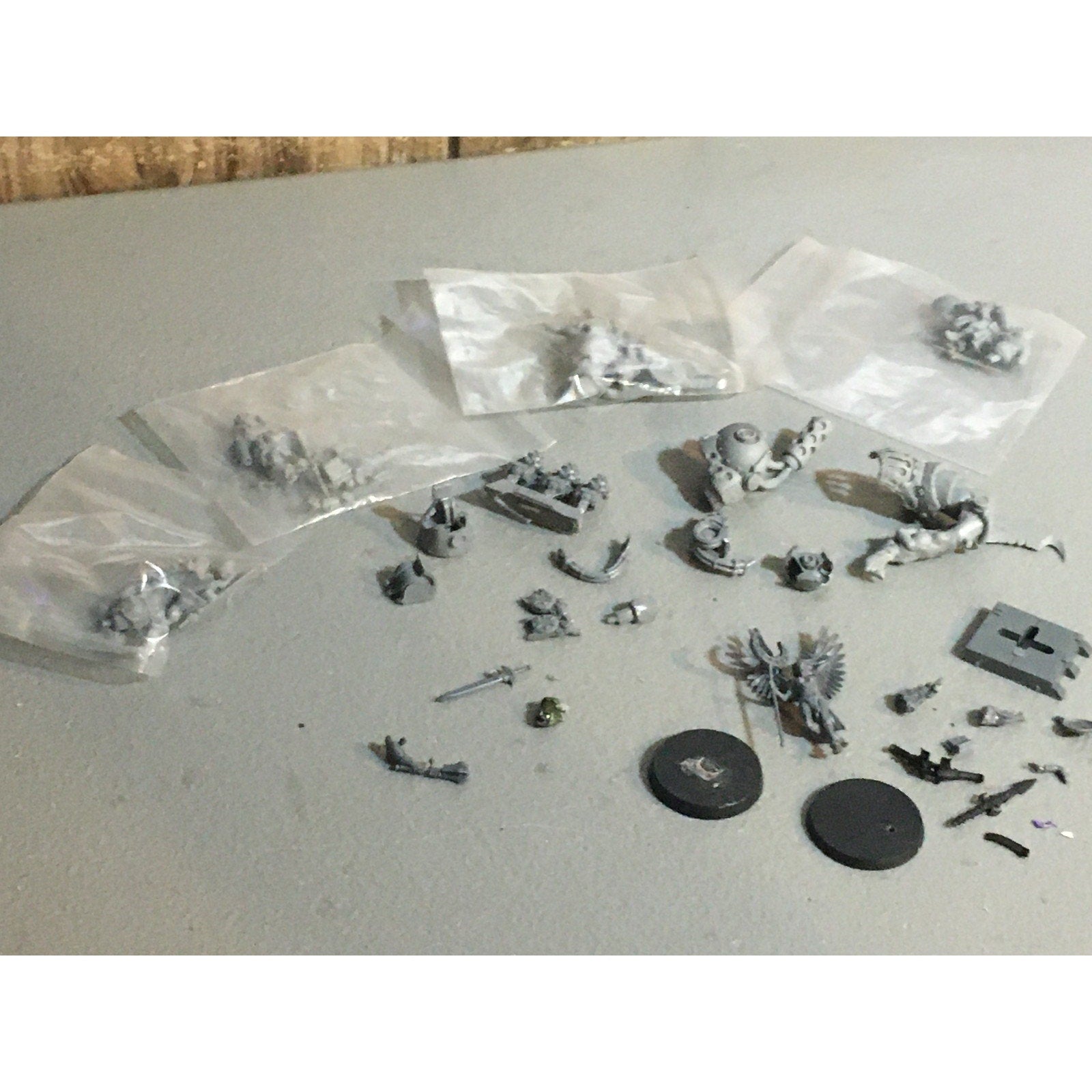 A32597 UNKNOWN MINIATURES RANDOM PLASTIC MINIATURES & BITS LOT WARRIOR SOLDIER