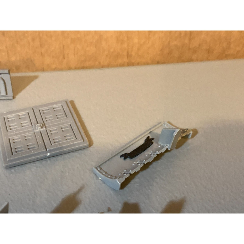A23059 WARHAMMER 40K TERRAIN BITS LOT BARRICADES BARREL