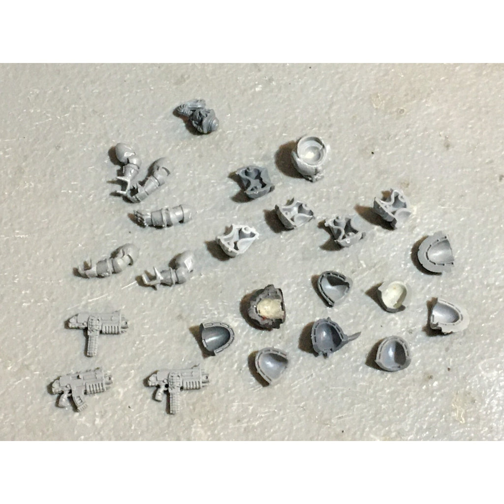 A22981 WARHAMMER 40K CHAOS SPACE MARINES BITS LOT MIXED SHOULDER TORSO ARM GW