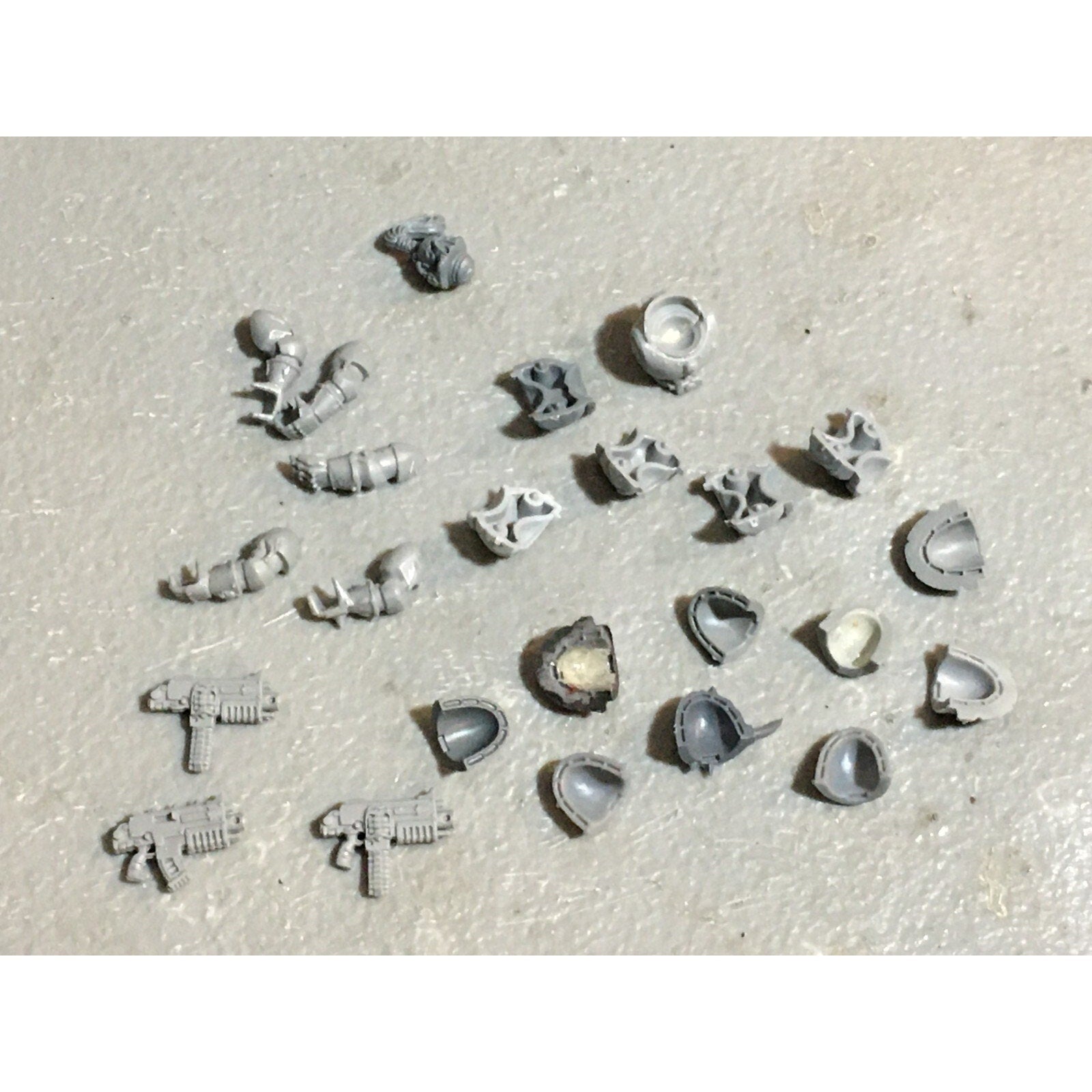 A22981 WARHAMMER 40K CHAOS SPACE MARINES BITS LOT MIXED SHOULDER TORSO ARM GW