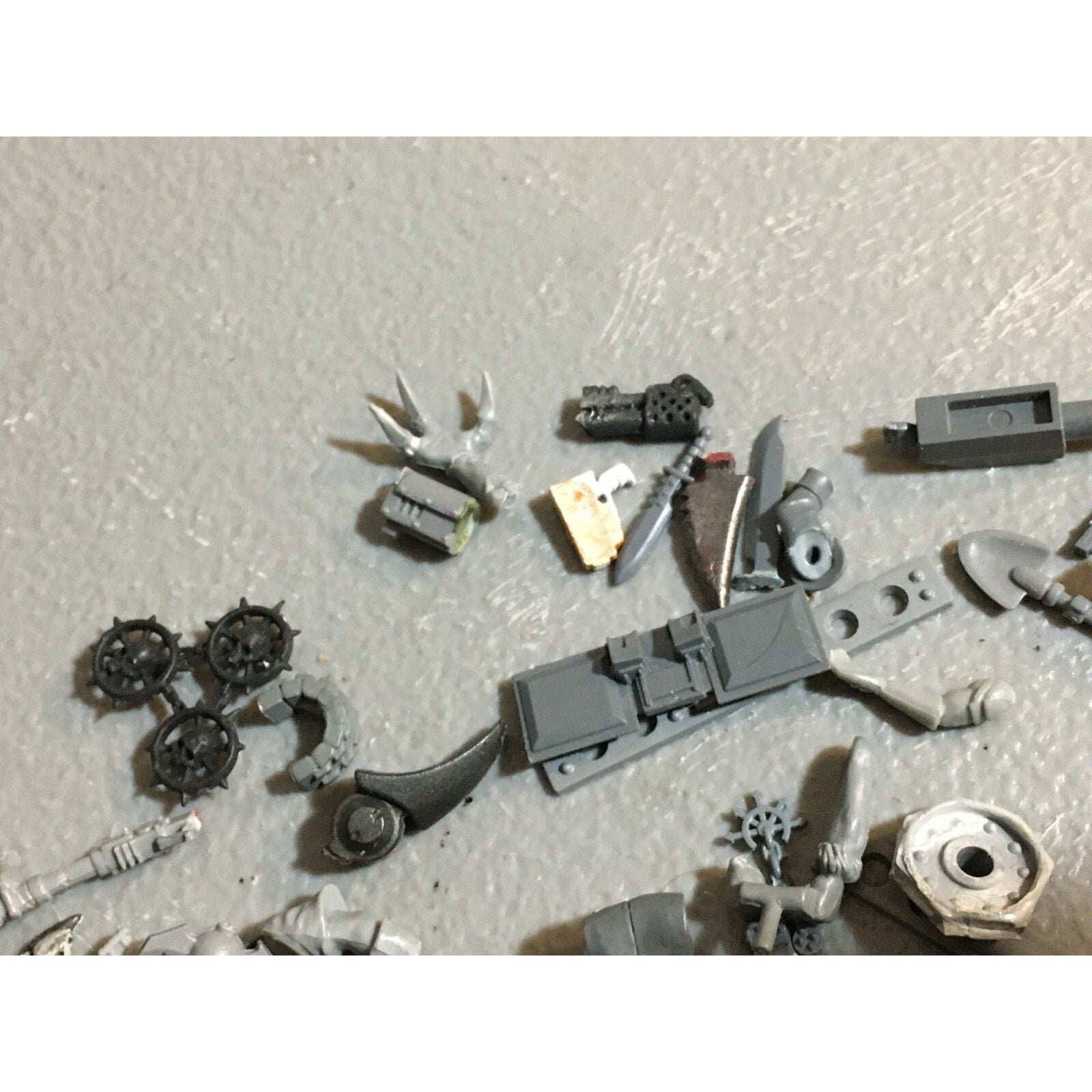 A23485 WARHAMMER 40K BITS LOT MIXED VEHICLE TANK WEAPON GAMES WORKSHOP GW