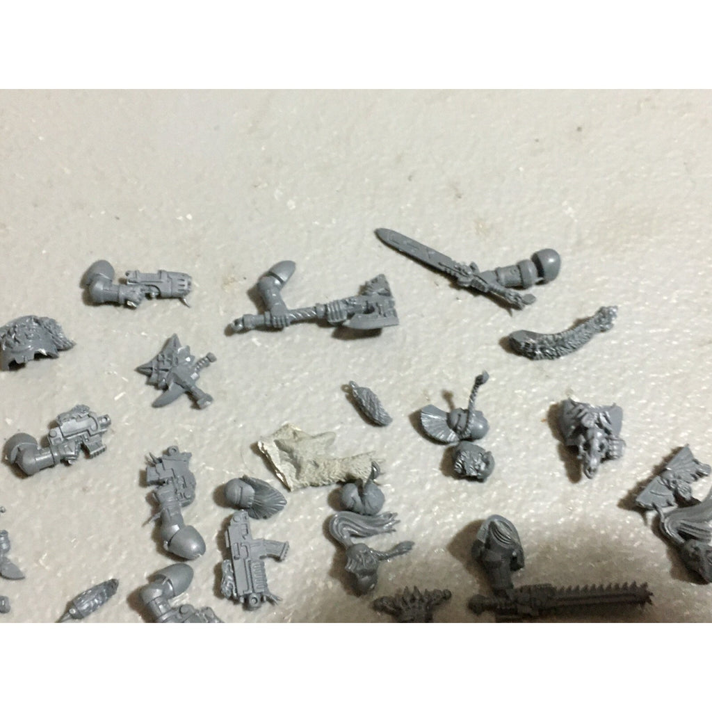 A19581 WARHAMMER 40K SPACE MARINES WOLVES BITS LOT PLASMA PISTOL HEADS KNIVES