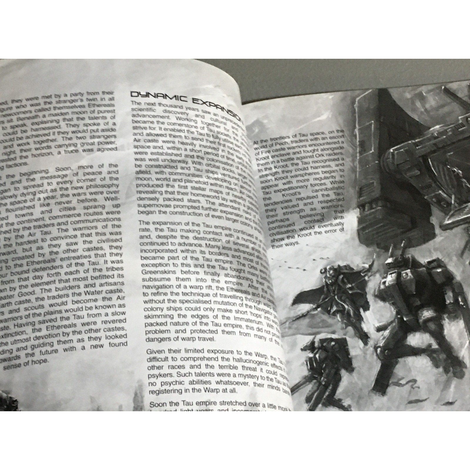BOOK GAMES WORKSHOP WARHAMMER 40K TAU EMPIRE 4TH ED SB USED