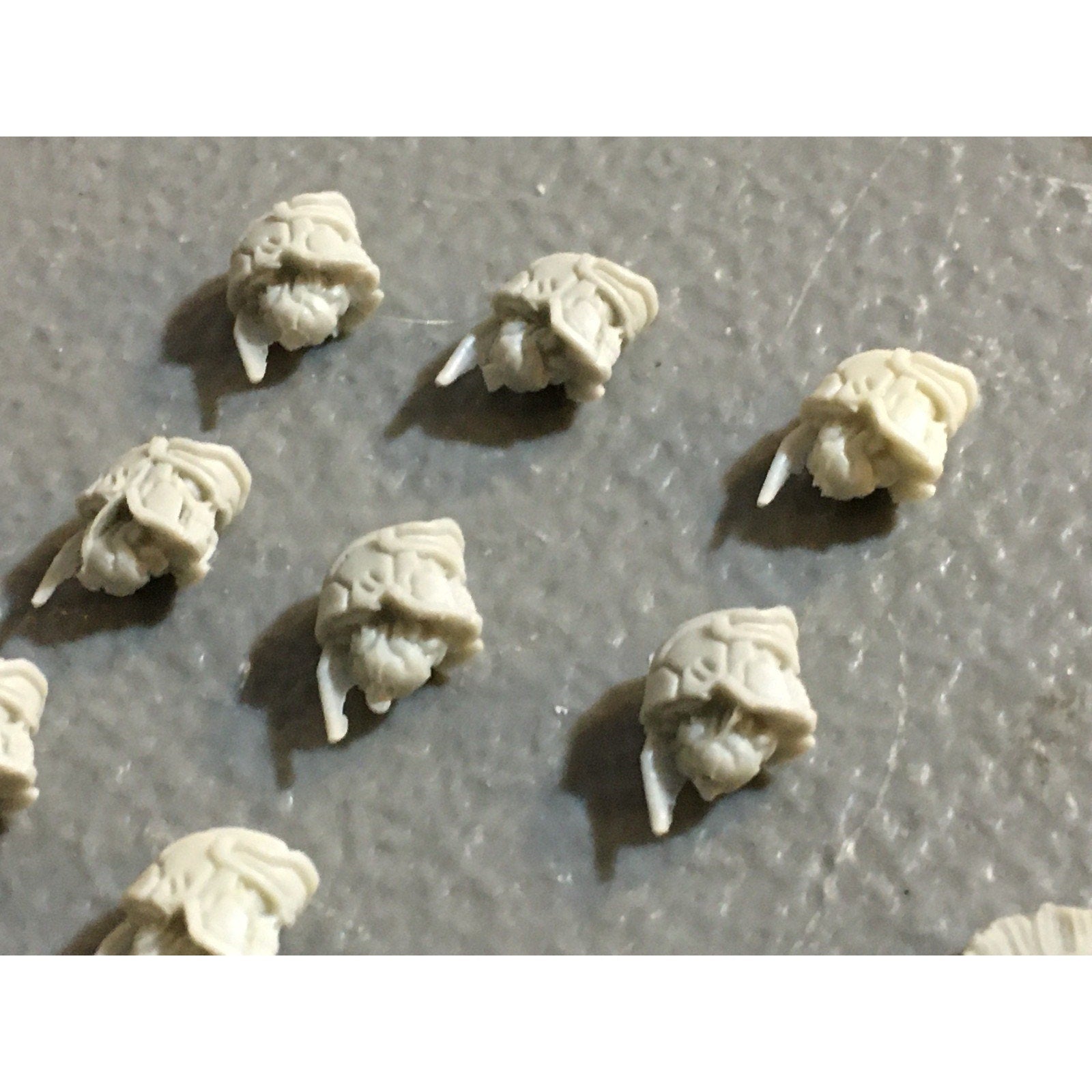 A32539 PUPPETSWAR MINIATURES PLASTIC FANTASY SPARTAN HELMET HEADS BITS PACK LOT